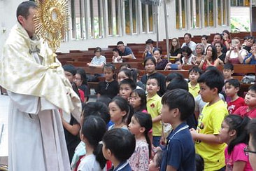 A new generation of children in love with Jesus in the Blessed Sacrament